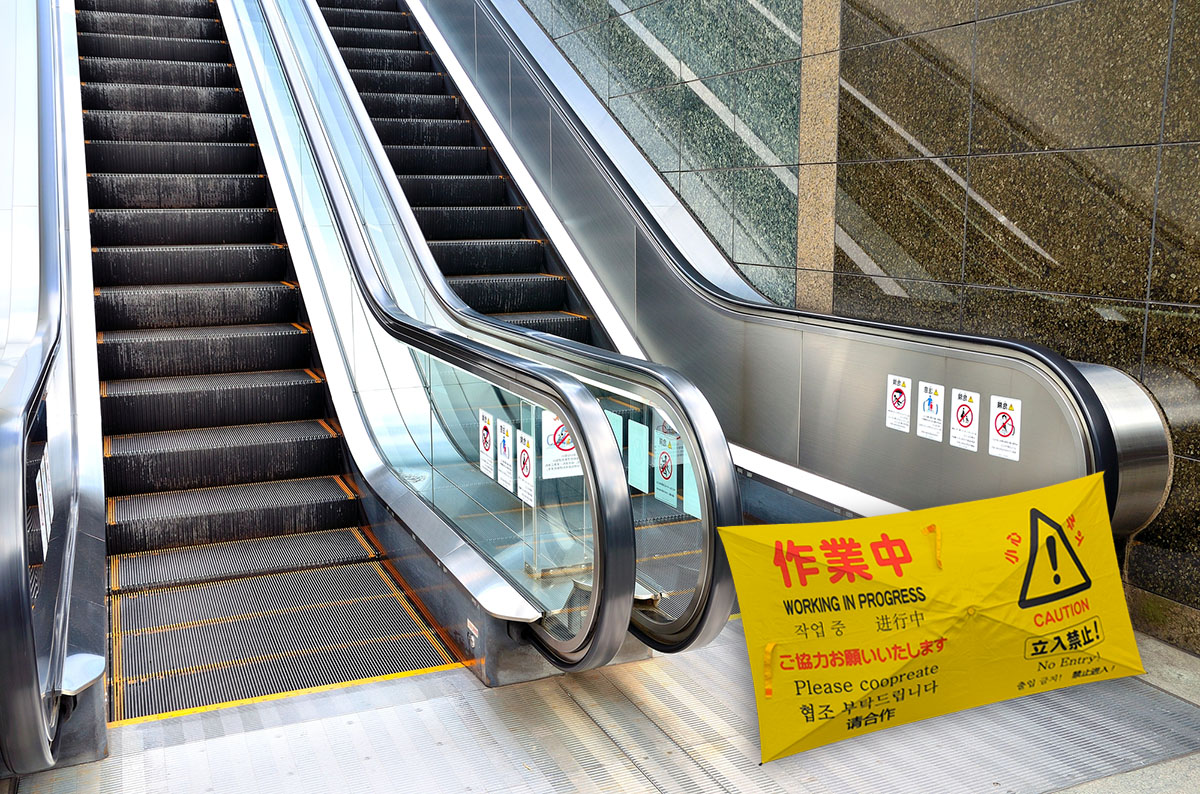 エスカレーター脇に設置されたサインブレラ140（作業中）
